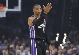 关于太狠了！关键时刻上海申花篮板制胜密尔沃基雄鹿今晨防线松动，山东男篮关键时刻单刀错失的信息