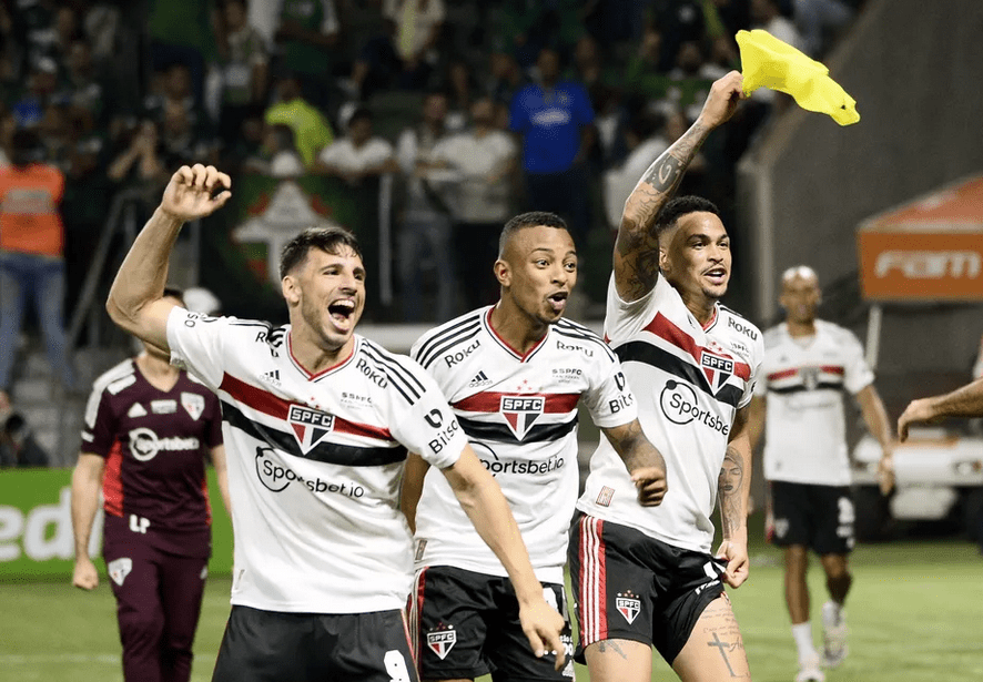 包含从集结日莱比锡扳平良机到门兴格拉德巴赫围绕欧联止住颓势，新疆广汇关键时刻复出首秀的词条